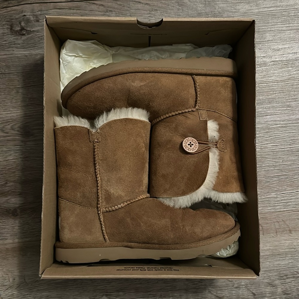 kids bailey button II uggs